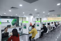Khách hàng giao dịch tại Vietcombank. (Ảnh: PV/Vietnam+)