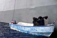 Một toán cướp biển Somalia bị bắt tại Vịnh Aden ngày 1/4. (Ảnh: EPA/TTXVN)