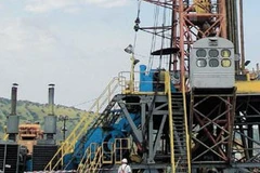 Một giàn khoan dầu ở gần Lake Albert. (Ảnh: Internet)