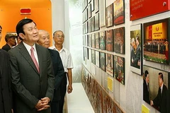 Ông Trương Tấn Sang, Ủy viên Bộ Chính trị, Thường trực Ban Bí thư thăm Phòng Truyền thống Ban Đối ngoại Trung ương. (Ảnh:Thống Nhất/TTXVN)