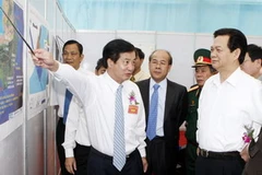 Thủ tướng Nguyến Tấn Dũng nghe công tác chuẩn bị thi công. (Ảnh: Đức Tám/TTXVN) 