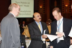 Các đại biểu trao đổi bên lề diễn đàn. (Ảnh: Trần Việt/TTXVN)