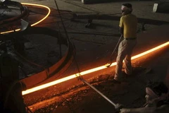 Công nhân làm việc trong lò luyện thép. (Ảnh: Reuters)