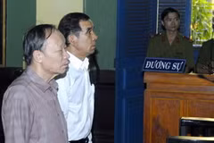 Bị cáo Huỳnh Ngọc Sỹ (bên phải) và bị cáo Lê Quả tại phiên tòa. (Ảnh: Hoàng Hải/TTXVN)
