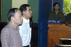 Bị cáo Huỳnh Ngọc Sỹ (bên phải) và bị cáo Lê Quả tại phiên tòa. (Ảnh: Hoàng Hải/TTXVN)