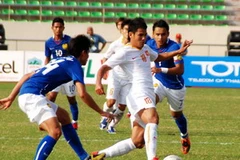 Pha đi bóng của Thanh Bình (8, Việt Nam) trước các cầu thủ Malaysia. (Ảnh: Quang Nhựt/TTXVN)