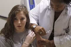 Tiêm vắcxin phòng cúm A/H1N1. (Ảnh: Reuters)