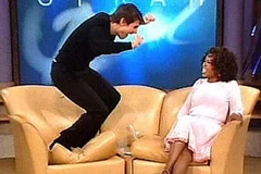 Tom Cruise (trái) trong The Oprah Winfrey Show.