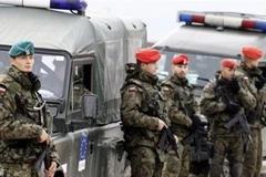 Những người lính canh gác trước trụ sở của EUFOR tại Bosnia & Herzegovina. (Ảnh: AP)