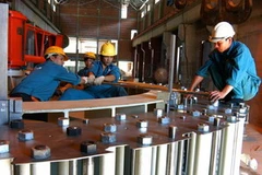 Công nhân Tổng công ty Lắp máy Việt Nam đang tổ hợp thiết bị tổ máy 2. (Ảnh: Ngọc Hà/TTXVN) 