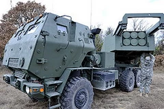 Một chiếc xe tải chở hệ thống Himars. (Ảnh: Internet)