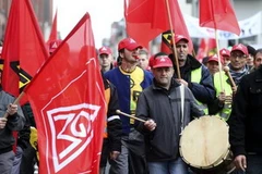 Cuộc biểu tình của công nhân hãng Opel tại Đức ngày 5/11. (Ảnh: Reuters)
