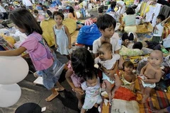 Trẻ em Philippines chơi trong những nơi trú tạm sau khi bị mất nhà trong trận bão lụt. (Ảnh: Philippines)