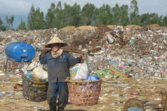 Mưu sinh trên bãi rác. (Ảnh: Nguyễn Sơn/Vietnam+)