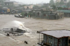 Thị trấn Thuận An huyện Phú Vang (Huế) chìm trong nước do ảnh hưởng bão số 9. (Ảnh: Xuân Trường/TTXVN)