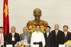 Thủ tướng Nguyễn Tấn Dũng với các doanh nghiệp đạt Giải Sao Vàng Đất Việt 2009. (Ảnh: Đức Tám/TTXVN)