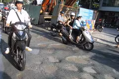 Ổ gà lồi lõm trên đường Trần Quốc Toản, quận 3. (Ảnh: Tuổi Trẻ)