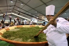 Đầu bếp đang trộn món salad khổng lồ. (Ảnh: Internet)