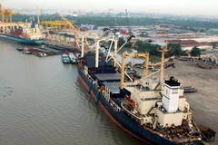 Bốc xếp hàng hóa ở cảng Lotus tại quận 7, Thành phố Hồ Chí Minh. (Ảnh Thanh Phàn/TTXVN)