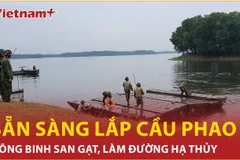 Bộ đội công binh khẩn trương lắp đặt cầu phao thay thế cầu Phong Châu