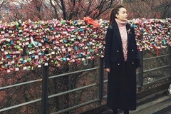 Trong chuyến du lịch tới 'xứ kim chi,' Yến Trang không quên ghi lại hình ảnh khám phá Seoul trong bộ trang phục ấm áp. 