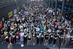 977 vũ công đã tham gia biểu diễn điệu nhảy Charleston ở khu vực chợ Spitalfields ở thủ đô London của Anh. (Nguồn: AFP/TTXVN)