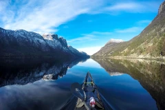 Nhờ chụp ở mũi thuyền, những bức ảnh mang tới cho người xem góc nhìn của một vận động viên kayak.