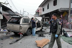 Cảnh sát điều tra tại hiện trường vụ đánh bom xe ở Narathiwat, miền Nam Thái Lan ngày 20/10. (Nguồn: AFP/TTXVN) 