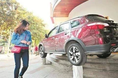 Ngỡ ngàng cách đỗ xe trên bậc thang không ai dám thử.