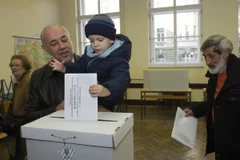 Cử tri Croatia bỏ phiếu tại điểm bầu cử ở thủ đô Zagreb ngày 8/11. (Nguồn: THX/TTXVN) 