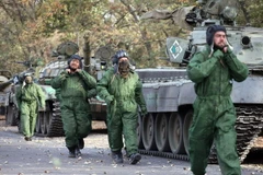 Xe tăng của lực lượng ly khai rời thị trấn Novoazovsk ở khu vực Donetsk ngày 21/10. (Nguồn: AFP/TTXVN) 