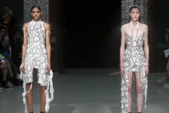 Chiếc áo khoác trench làm bằng chất liệu tan trong nước, để lộ ra những thiết kế đầm cocktail gợi cảm.