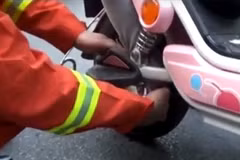 Giải cứu bé gái 4 tuổi bị kẹt chân vào bánh xe đạp điện.