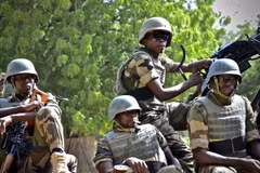 Binh sỹ Nigeria gác bên ngoài một hội nghị cấp cao bàn về chiến lược chống Boko Haram, tại thành phố Diffa ngày 3/9. (Nguồn: Reuter/TTXVN) 