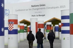 Cảnh sát Pháp tuần tra tại khu trung tâm Hội nghị COP21 ở Le Bourget, thủ đô Paris ngày 29/11.(Nguồn: AFP/TTXVN)