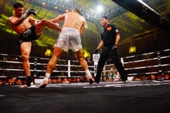 Nguyễn Trần Duy Nhất, võ sỹ Muay Thai của Việt Nam, từng giữ chức vô địch thế giới, đã đánh bại đương kim vô địch hạng cân 60kg người Pháp Victor Pinto.