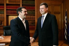 Thủ tướng Hy Lạp Alexis Tsipras (trái) và Cao ủy châu Âu về đồng euro Valdis Dombrovskis trong cuộc gặp ở Athens, Hy Lạp ngày 26/10. (Nguồn: AFP/TTXVN) 