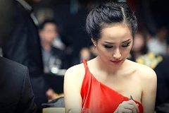 Hoa hậu Mai Phương Thúy lựa chọn kiểu tóc tết búi khi diện những bộ đầm thướt tha đi dự sự kiện, kiểu tóc này giúp cô khéo léo khoe bờ vai gợi cảm.