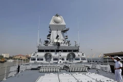 Tàu INS Kochi tại xưởng đóng tàu Mumbai, Ấn Độ ngày 28/9. (Nguồn: Reuters/TTXVN)