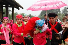 Nhà trai cử một người phụ nữ to khỏe cõng cô dâu về nhà chồng.