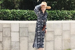 Yến Nhi kết hợp ấn tượng đầm sơmi in họa tiết cùng loạt phụ kiện mang sắc camel nền nã.