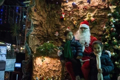 Những đứa trẻ ở Damascus chụp ảnh cùng Ông già Noel. (nguồn: Sputniknews)