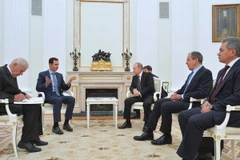 Tổng thống Nga Vladimir Putin (giữa-phải) và Tổng thống Syria Bashar al-Assad (giữa-trái) tại cuộc gặp ở Moskva. (Nguồn: AFP/TTXVN) 