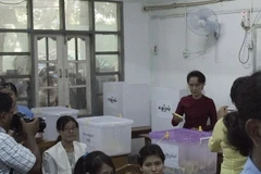 Bà Aung San Suu Kyi (phải), người đứng đầu Liên minh quốc gia vì dân chủ (NLD) đối lập bỏ phiếu tại điểm bầu cử ở Yangon ngày 8/11. (Nguồn: AFP/TTXVN) 