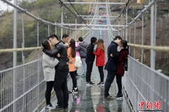 Nhân dịp Ngày lễ độc thân 11/11 ở Trung Quốc, rất nhiều cặp đôi đã trao nhau nụ hôn chia tay đời độc thân trên cây cầu thủy tinh ở tỉnh Hồ Nam, Trung Quốc.