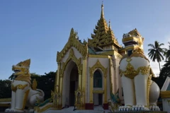 Một cặp chinthe (sư tử thần) canh gác lối vào chùa.