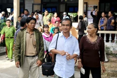 Ông Huỳnh Văn Nén vui vẻ khi Tòa án Nhân dân tỉnh Bình Thuận xin lỗi công khai. (Ảnh: Nguyễn Thanh/TTXVN)