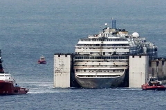 Siêu tàu bị đắm Costa Concordia đã được kéo về cảng Genoa