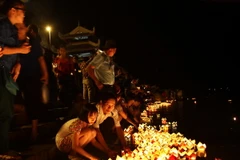 Thắp nến tri ân tại Nghĩa trang Liệt sỹ quốc gia Trường Sơn