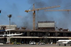 Libya: Tên lửa rơi trúng bồn chứa, 6 triệu lít nhiên liệu bốc cháy